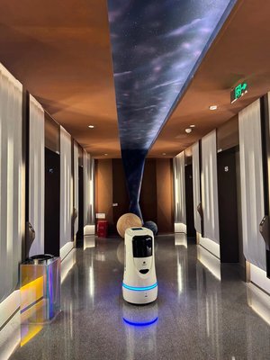 酒店机器人不要太可爱，科技发烧友眼中的智能化革新